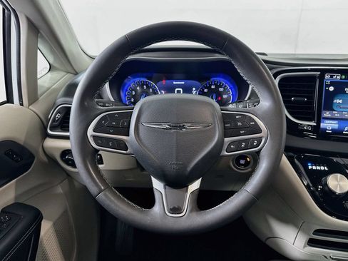 Used 2024 Chrysler Pacifica Touring-L FWD image 11