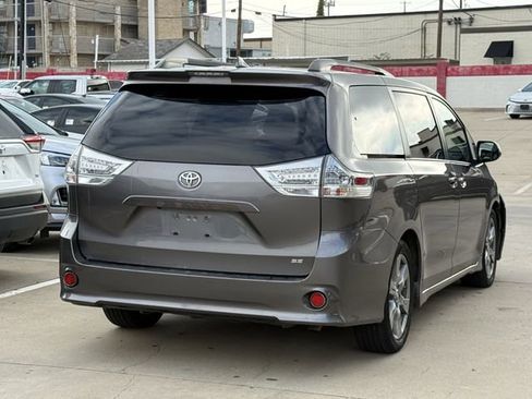 Used 2018 Toyota Sienna SE w/ SE Preferred Package FWD image 3