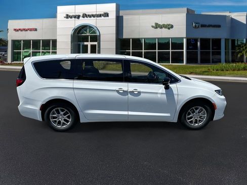 New 2026 Chrysler Pacifica Select image 8