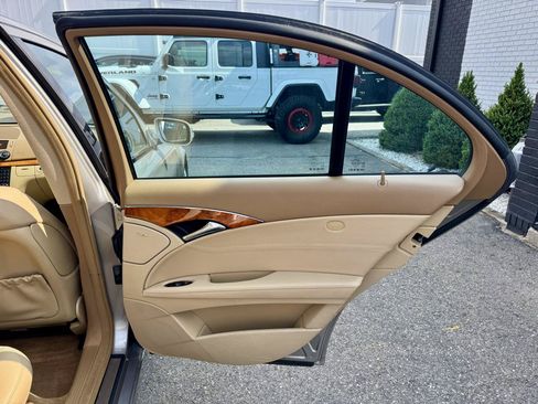 Used 2008 Mercedes-Benz E 350 4MATIC Sedan image 18