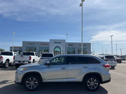 Used 2019 Toyota Highlander XLE image 5