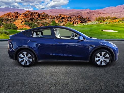 Used 2022 Tesla Model Y Long Range image 3