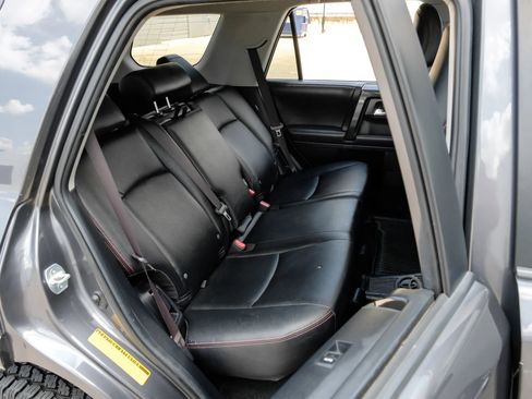 Used 2018 Toyota 4Runner TRD Off-Road Premium AWD/4WD image 38