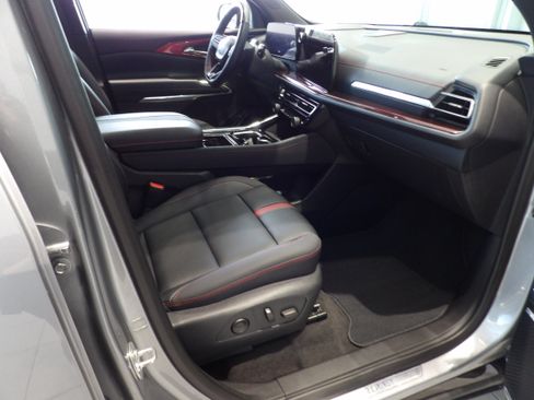 Used 2025 Chevrolet Traverse RS AWD/4WD image 27