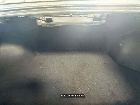 Used 2025 Hyundai Elantra SE FWD image 25