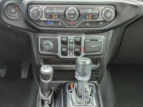 Used 2022 Jeep Wrangler Unlimited Sahara w/ Cold Weather Group AWD/4WD image 17