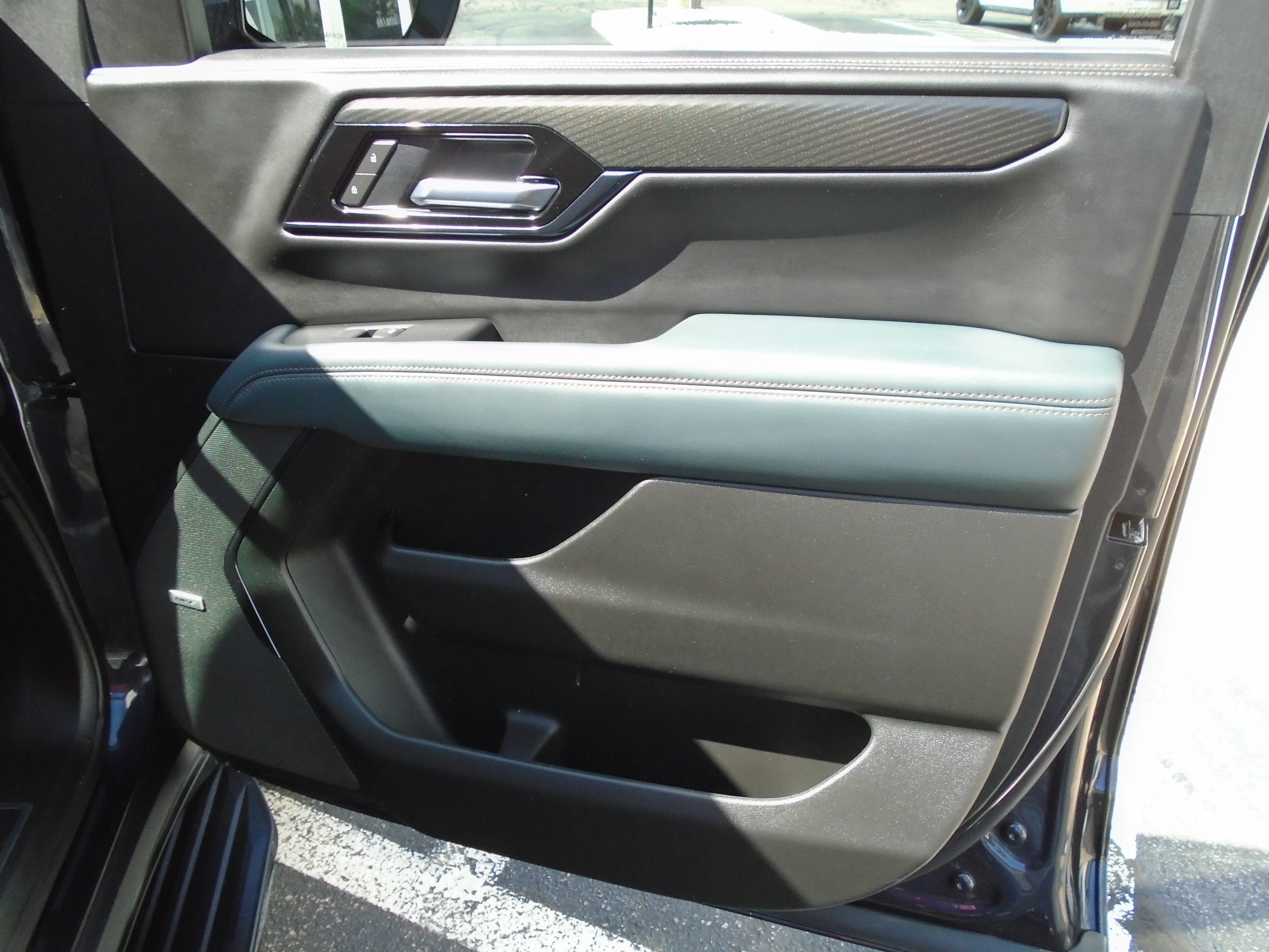Used 2025 GMC Yukon AT4 AWD/4WD image 27