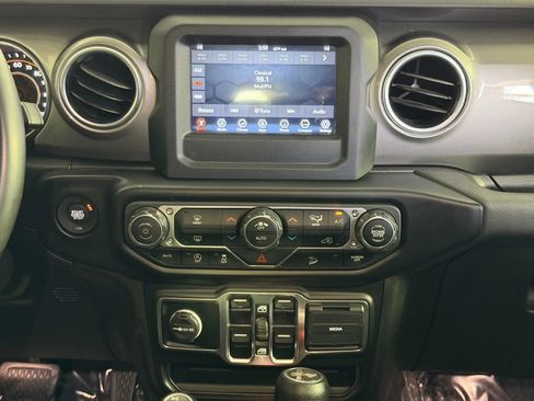 Used 2020 Jeep Wrangler Unlimited Sahara AWD/4WD image 16