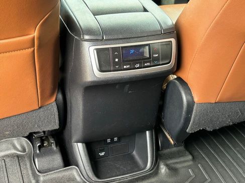Used 2019 Toyota Highlander Limited FWD image 16