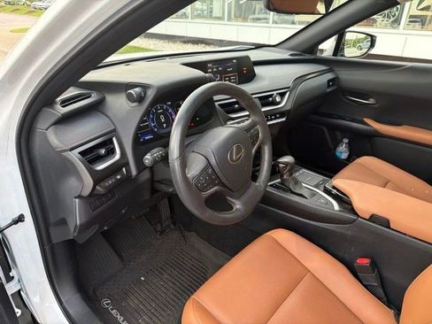 Used 2022 Lexus UX 200 w/ Premium Package FWD image 11