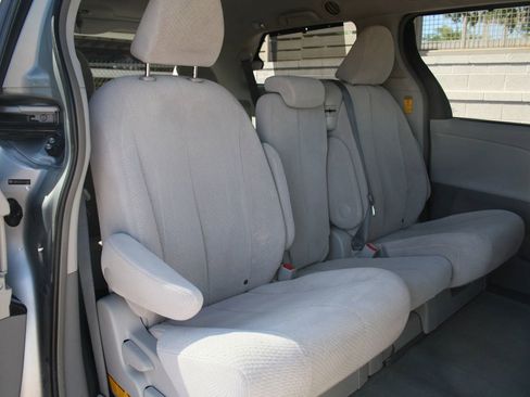 Used 2014 Toyota Sienna LE image 10