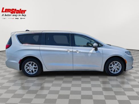 Used 2023 Chrysler Pacifica Touring-L FWD image 6