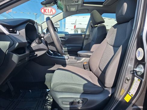 Used 2022 Toyota RAV4 XLE w/ Convenience Package FWD image 11