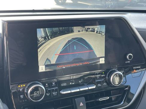 Used 2023 Toyota Highlander Limited image 17