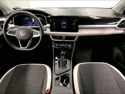 Used 2025 Volkswagen Taos SE FWD image 18