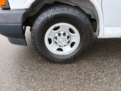 Used 2017 Chevrolet Express 2500 image 27