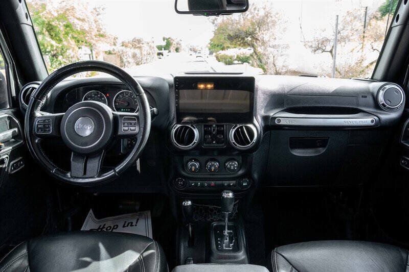 Used 2017 Jeep Wrangler Unlimited Sahara w/ Connectivity Group AWD/4WD image 17