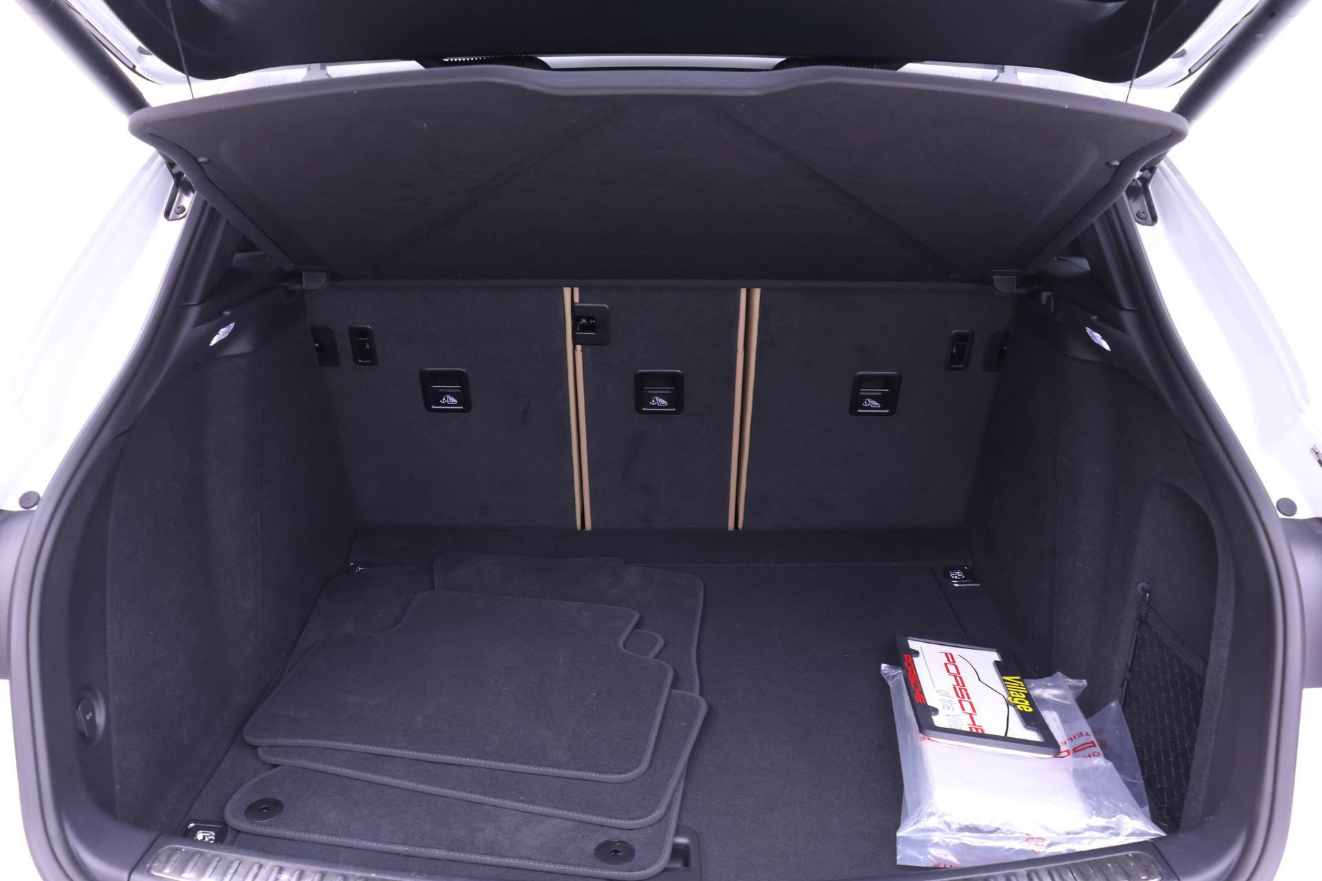 Used 2025 Porsche Macan AWD/4WD image 19