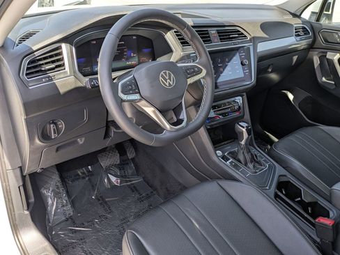 Used 2023 Volkswagen Tiguan SE w/ Panoramic Sunroof Package FWD image 15