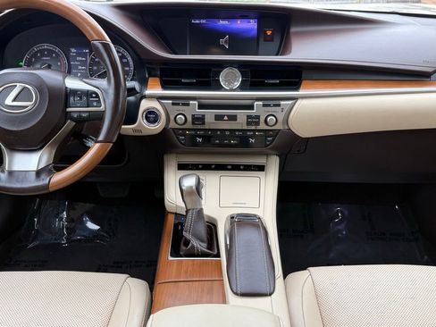 Used 2017 Lexus ES 300h w/ Luxury Package FWD image 28
