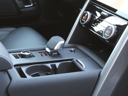 Used 2025 Land Rover Discovery Dynamic SE image 28