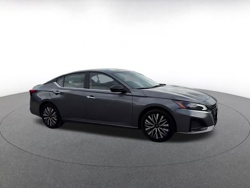 Used 2025 Nissan Altima 2.5 SV FWD image 2