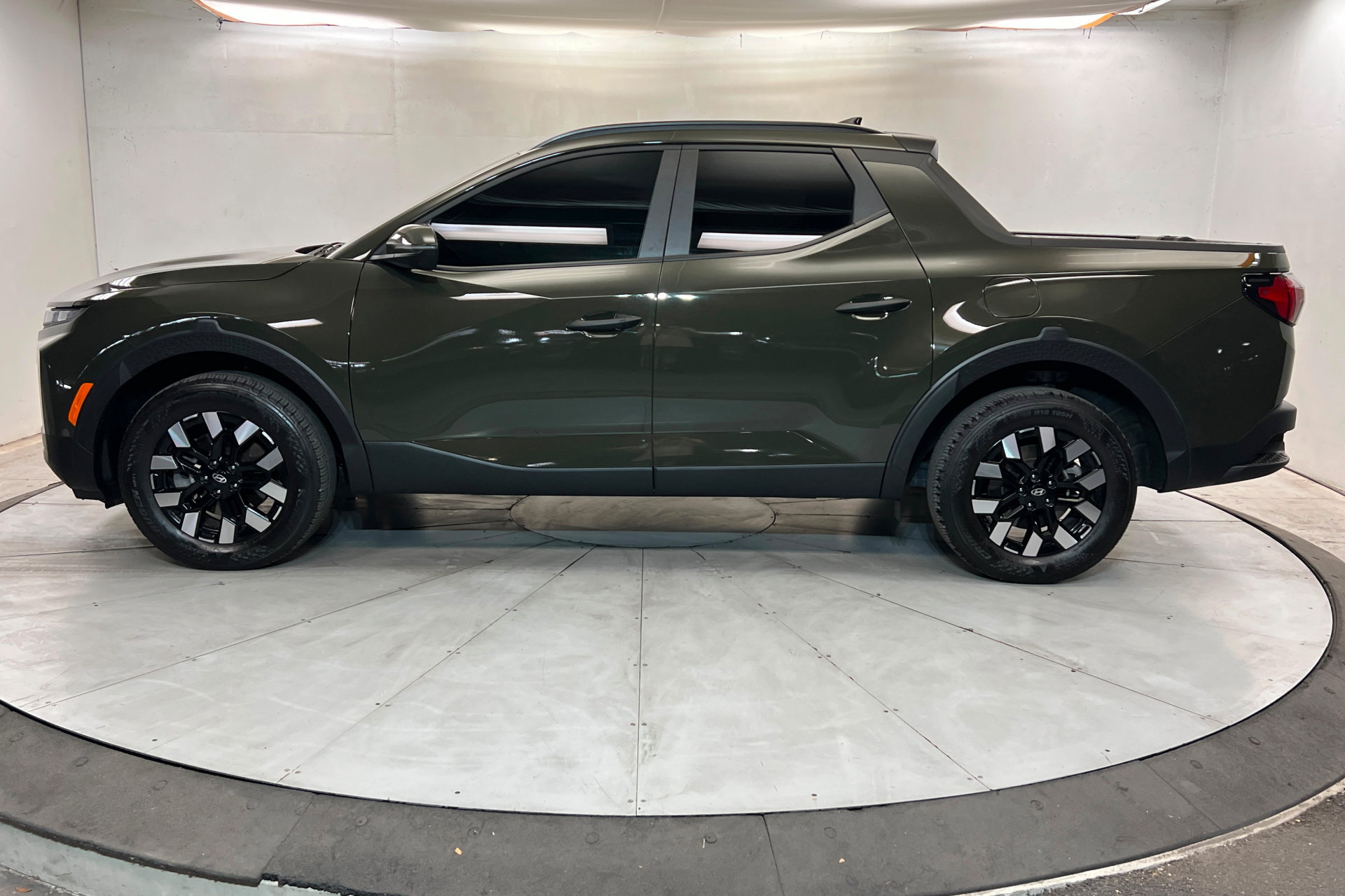 Used 2025 Hyundai Santa Cruz SEL AWD/4WD image 2