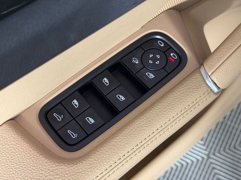 Used 2023 Porsche Cayenne Platinum Edition image 24