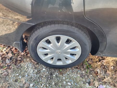 Used 2016 Nissan Versa SV image 9