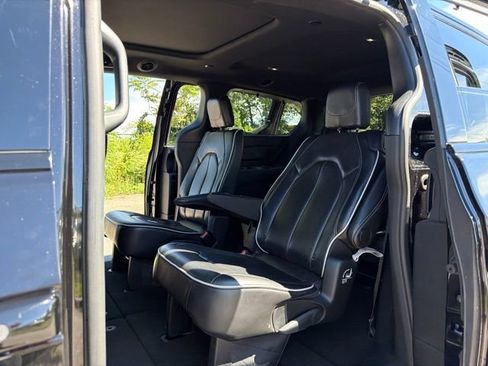 Used 2025 Chrysler Pacifica Limited FWD image 19