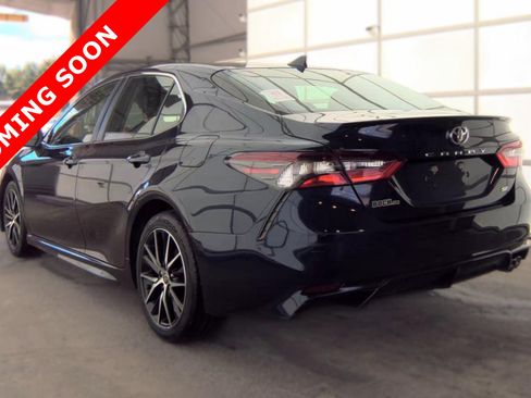 Used 2021 Toyota Camry SE FWD image 4