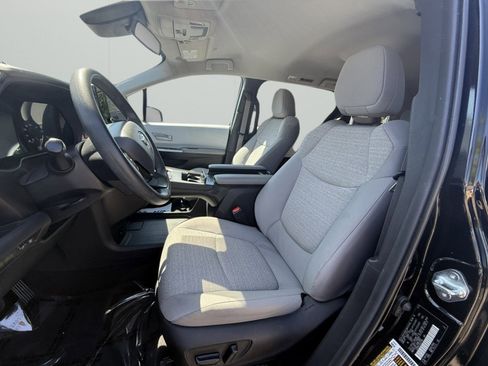 Used 2025 Toyota Sienna LE FWD image 9