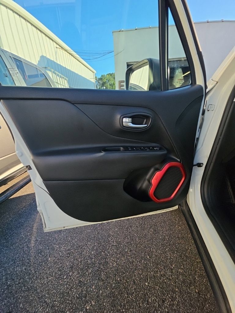 Used 2018 Jeep Renegade Trailhawk AWD/4WD image 11
