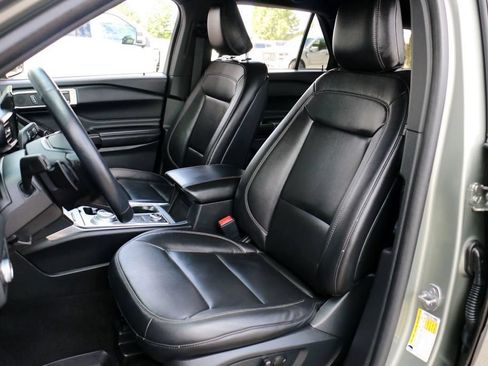 Used 2020 Ford Explorer XLT w/ Equipment Group 202A AWD/4WD image 17