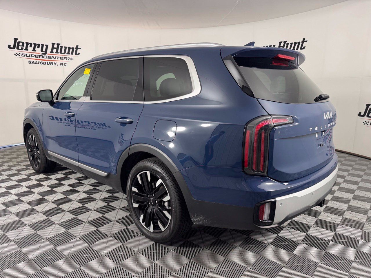 Used 2024 Kia Telluride SX w/ Towing Package FWD image 8