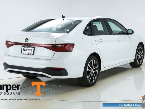 Used 2025 Volkswagen Jetta Sport image 9