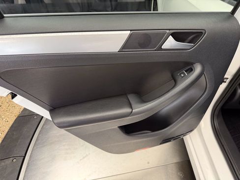 Used 2013 Volkswagen Jetta SE FWD image 19