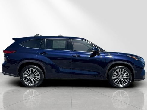 Used 2020 Toyota Highlander Platinum FWD image 3