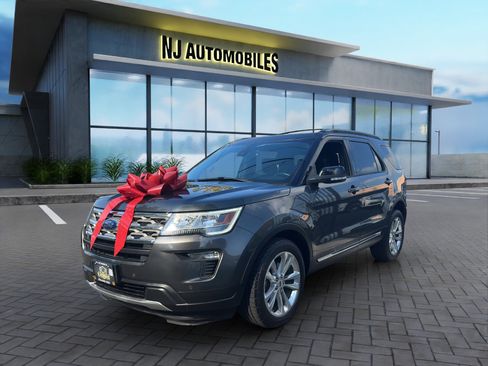 Used 2018 Ford Explorer XLT w/ Equipment Group 202A image 3