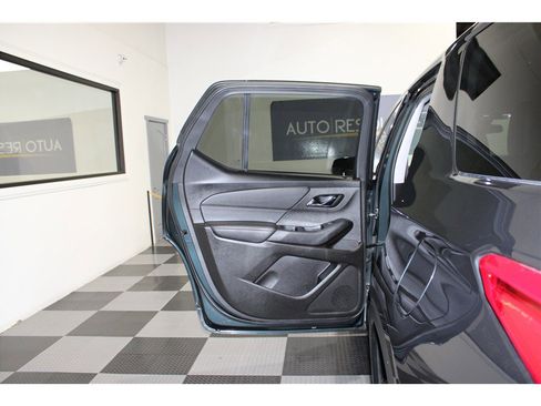 Used 2021 Chevrolet Traverse LT image 13
