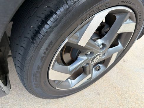 Used 2023 Hyundai Venue SEL FWD image 13