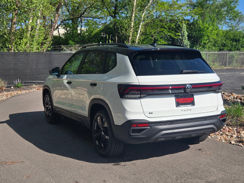 New 2026 Volkswagen Taos SE FWD image 3