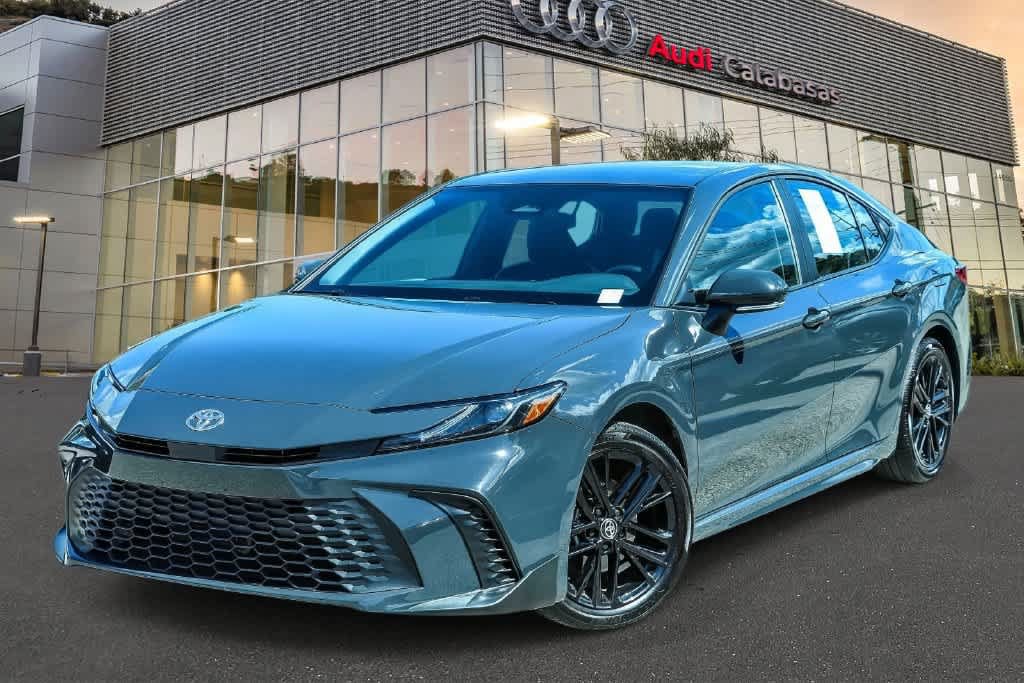 Used 2026 Toyota Camry SE FWD image 1