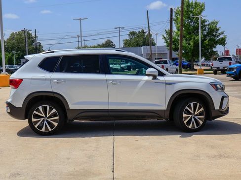 Used 2024 Volkswagen Taos SE FWD image 21