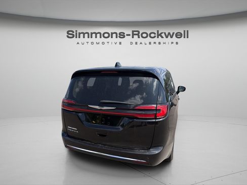 Used 2023 Chrysler Pacifica Touring-L FWD image 4