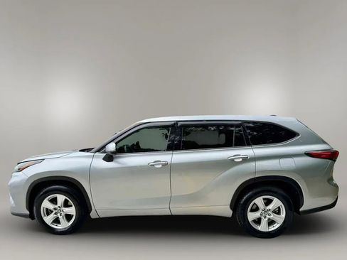 Used 2021 Toyota Highlander L FWD image 2