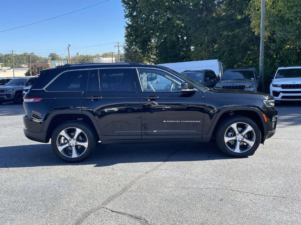 Used 2023 Jeep Grand Cherokee Limited AWD/4WD image 9
