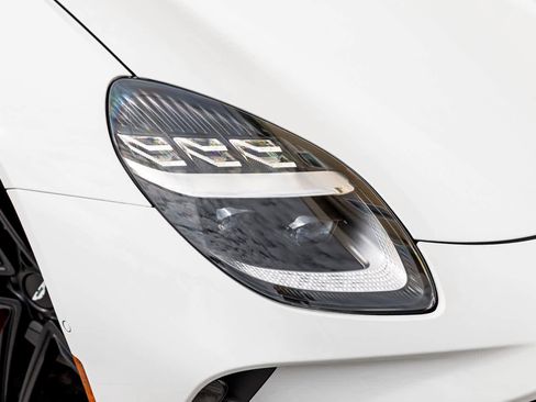 Used 2025 Aston Martin V8 Vantage Coupe image 28