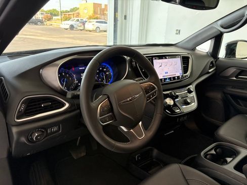 Used 2025 Chrysler Pacifica Select FWD image 2