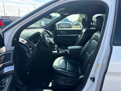 Used 2018 Ford Explorer XLT w/ Equipment Group 202A AWD/4WD image 9